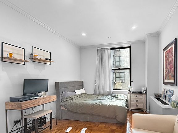 2nd image of 304 W 92nd St #5Y