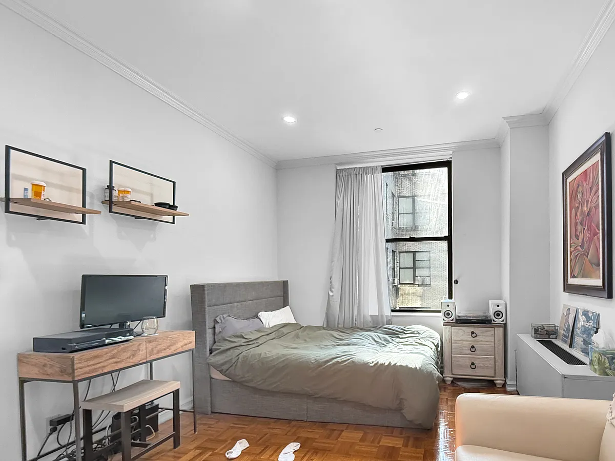 Building Photo - 304 W 92nd St #5Y