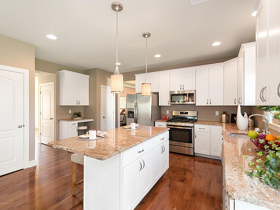 5th image of 15 Rachel Ct