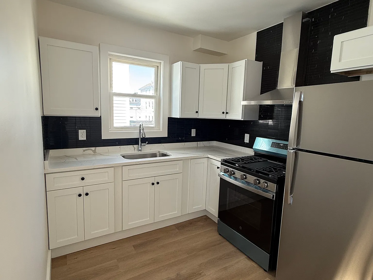 4 bed, 1200 sqft, $2,400 — Photo 2
