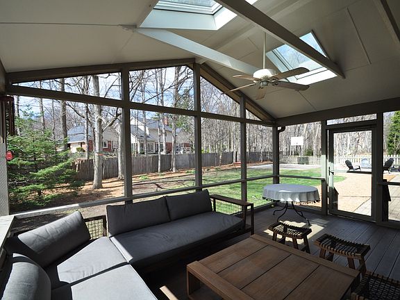 3rd image of 12176 Crestwood Dr
