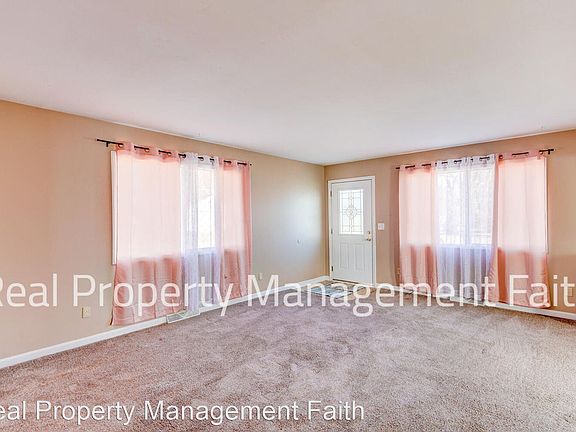 5th image of 810 Manor Ct