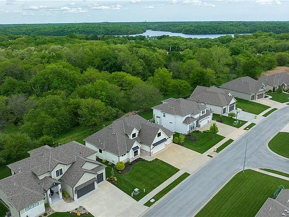 2nd image of 2021 NE Bluestone Dr