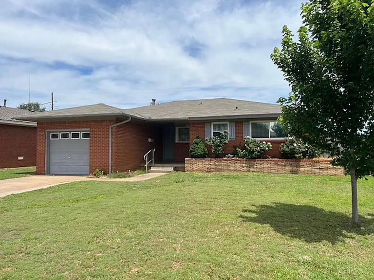 817 E Carroll Ln — Photo 2