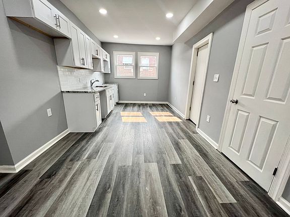 5th image of 2830 S Sheridan St #V