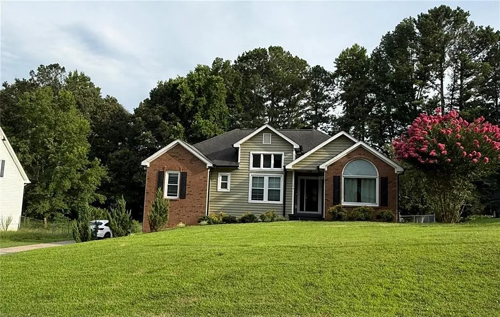 4 bed, 3.0 bath, 2424 sqft, $2,950 — Photo 4