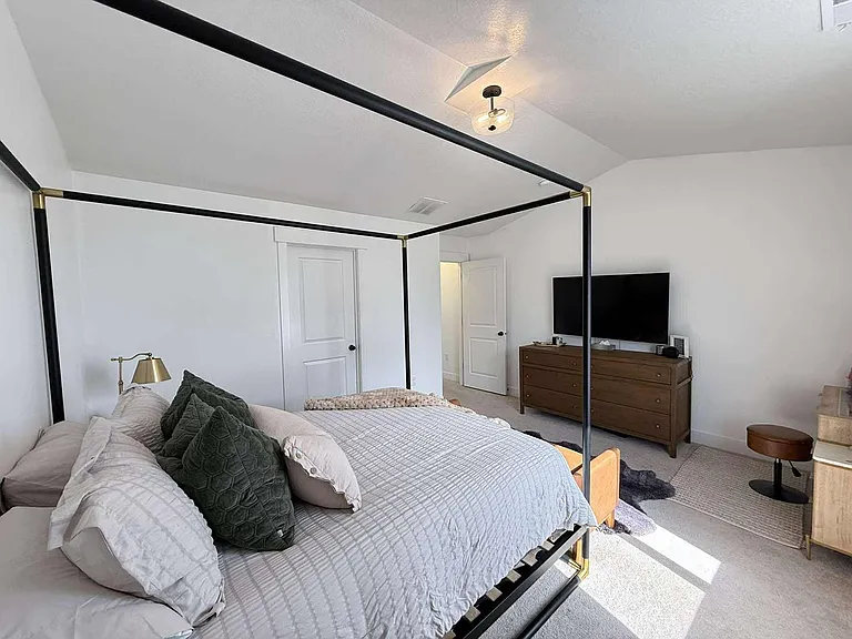 1467 W Holland Dr — Photo 3