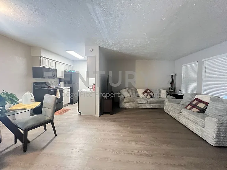 1108 N Elm St #6 — Photo 4