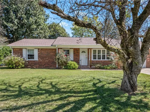 108 Hinshaw Ave, Yadkinville, NC 27055