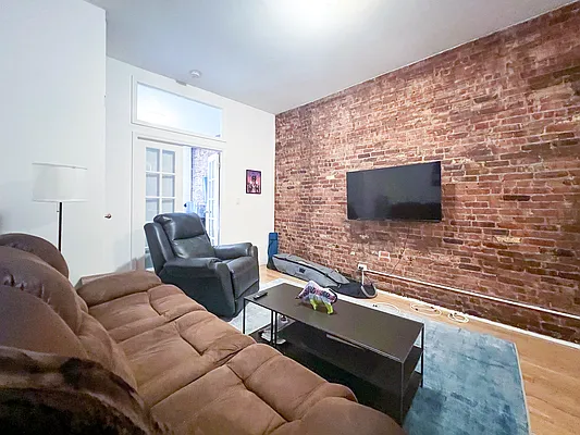 Rented by Compass | media 21