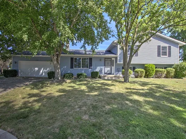 2504 S Nantucket Dr, Decatur, IL 62521