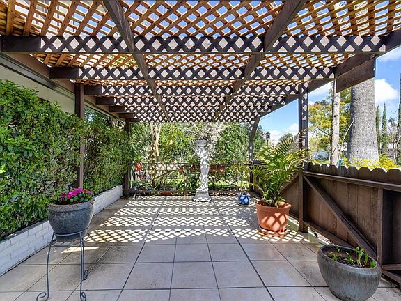 3rd image of 7271 Larchmont Dr