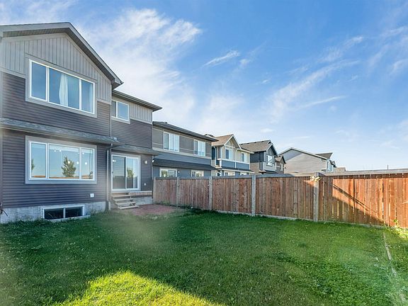 4th image of 2743 Collins Cres SW