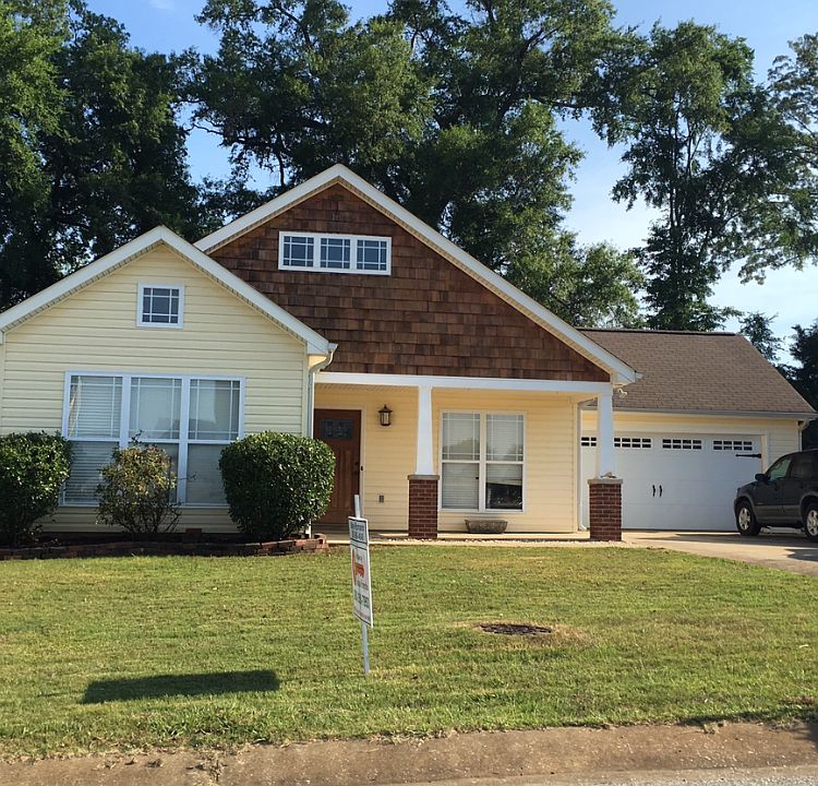 Front w/ 2 car garage 