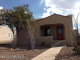 Charming Older Home A/C 3 Bed 2 Bath Wood Floors, Huge Back Yard — Photo 1