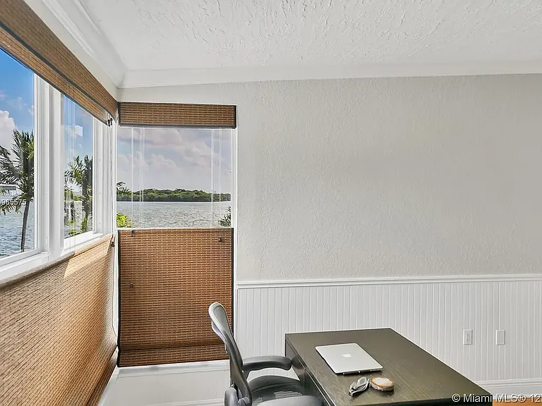 6011 N Bayshore Dr #3 — Photo 5