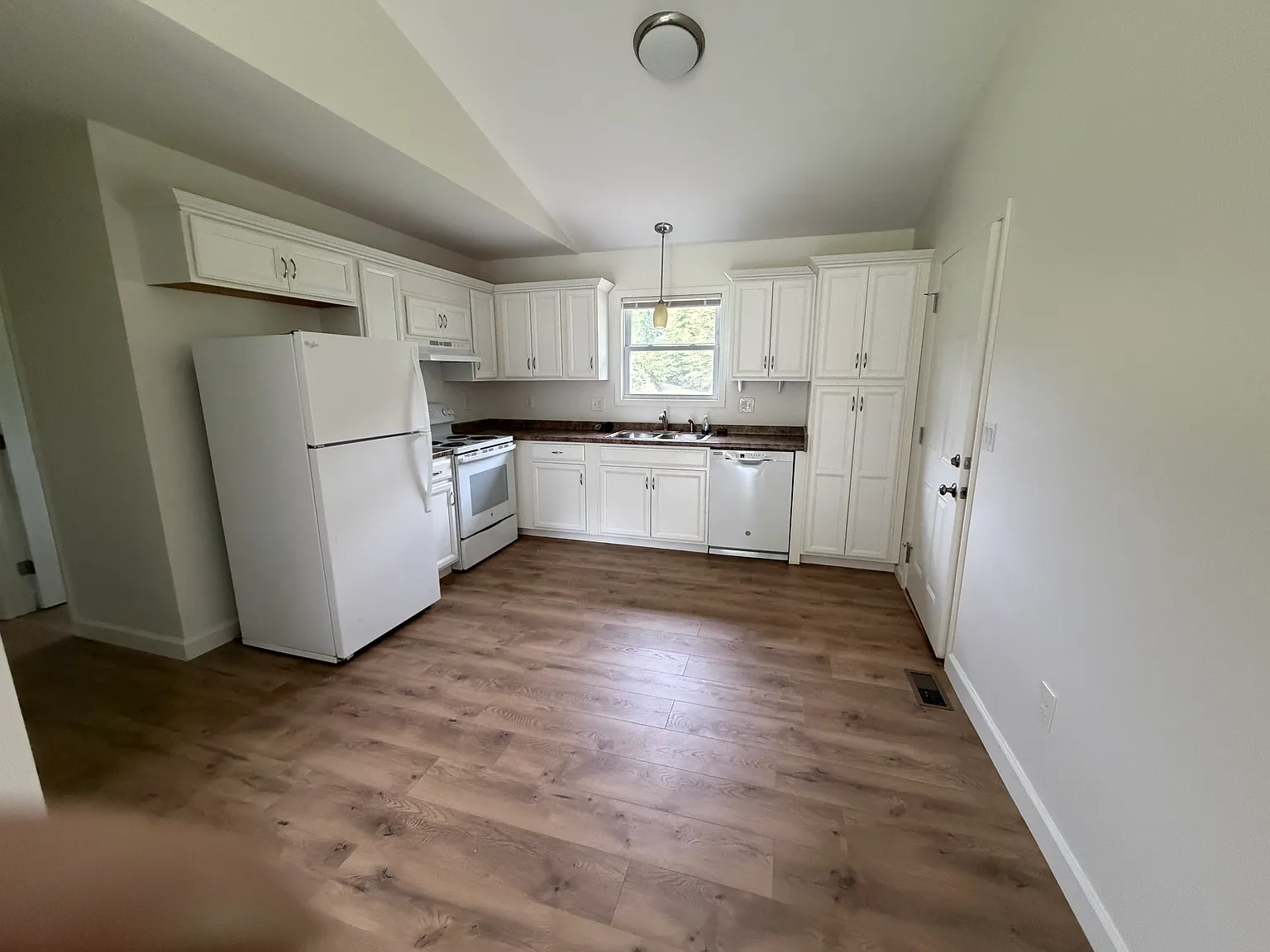 2 bed, 1000 sqft, $1,800 — Photo 3
