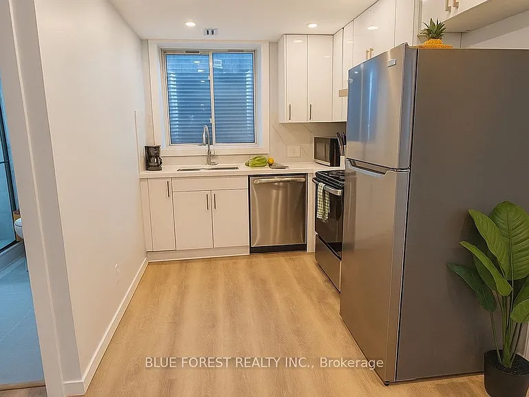 1458 Wright Cres — Photo 8