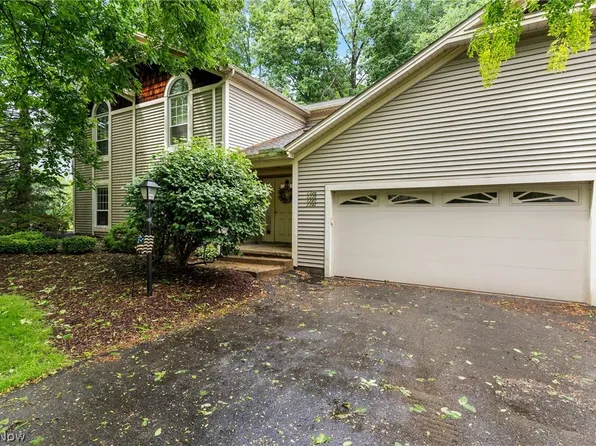 1338 Fox Run Dr, Youngstown, OH 44512