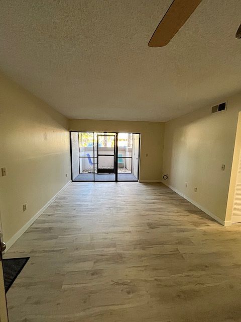 Sunny & bright Living room