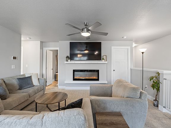 4th image of 1417 NE Cedarwood Dr