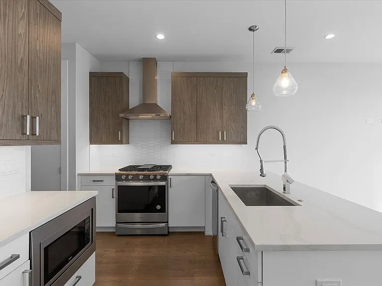 2215 W Madison St #411 — Photo 2