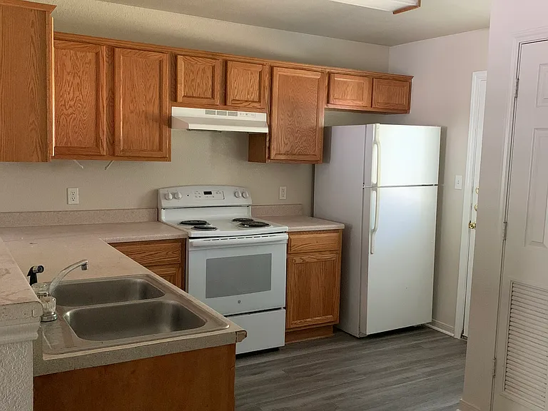 402 Veterans Ave #C — Photo 6