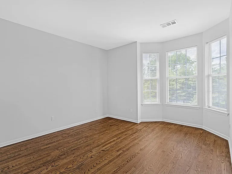 Columbia Court — Photo 20