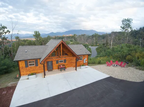 916 N Woodland Dr, Gatlinburg, TN 37738