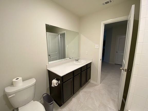 4th image of 1202 Aquamarine St