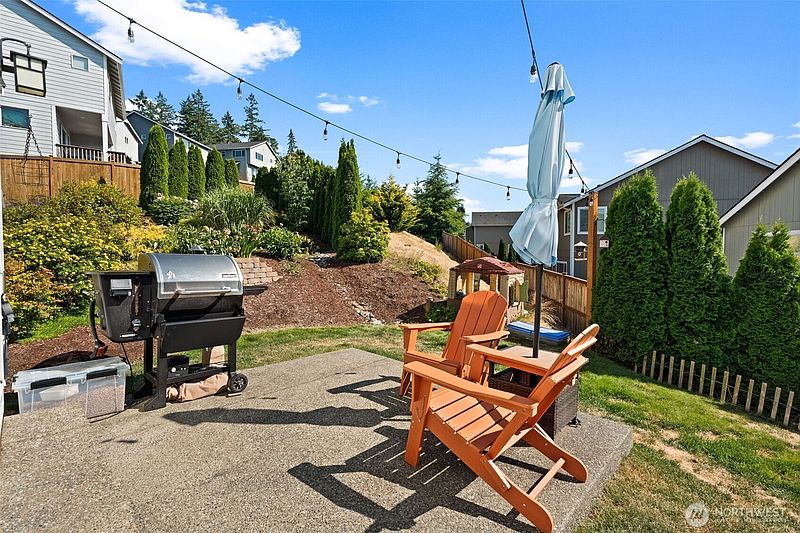 2nd image of 736 Freedom Court SE