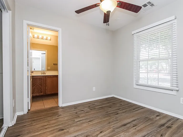 2121 E Huntington Dr — Photo 11