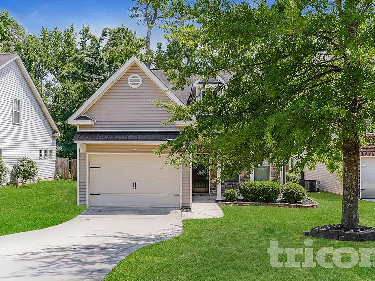 1422 Collins Dr — Photo 2