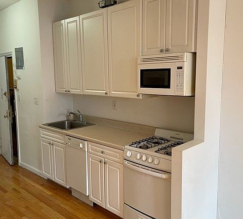 3rd image of 332 E 77th St #18