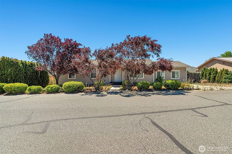 2nd image of 604 Bramble Avenue