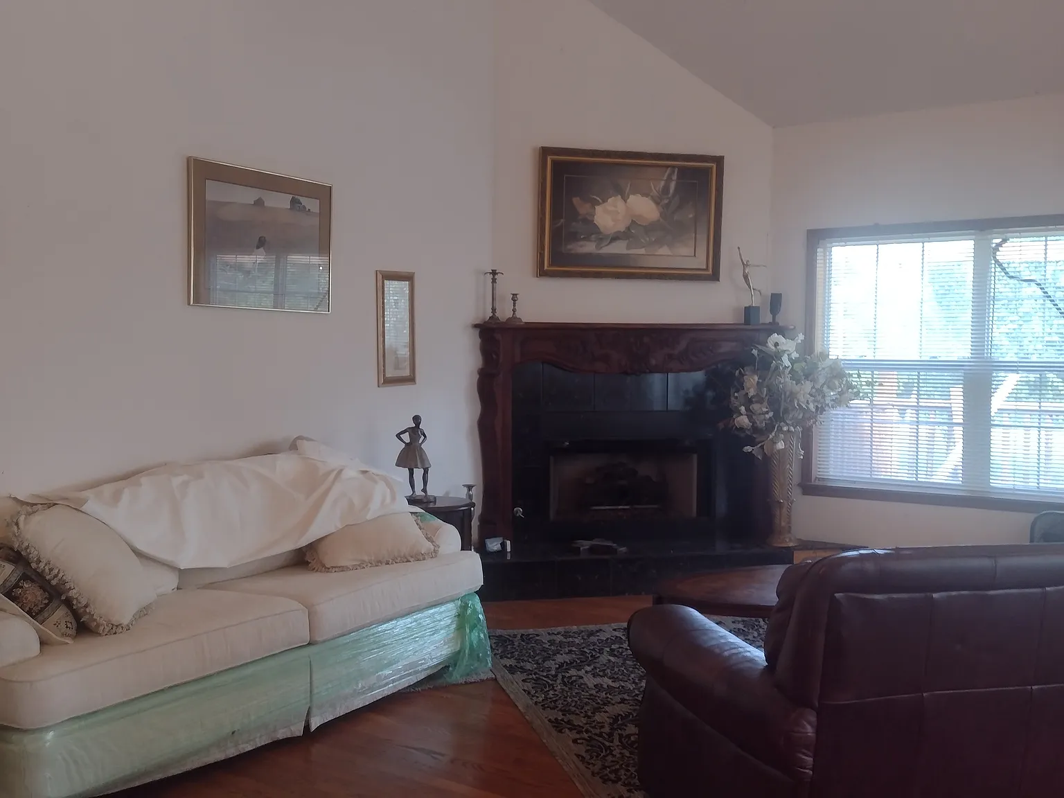 4 bed, 2.5 bath, 2900 sqft, $3,000 — Photo 2