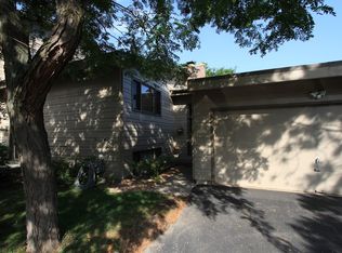 9726 Mill Creek Dr, Eden Prairie, MN 55347