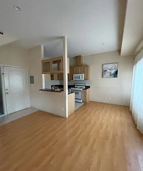 4809 Kester — Photo 2