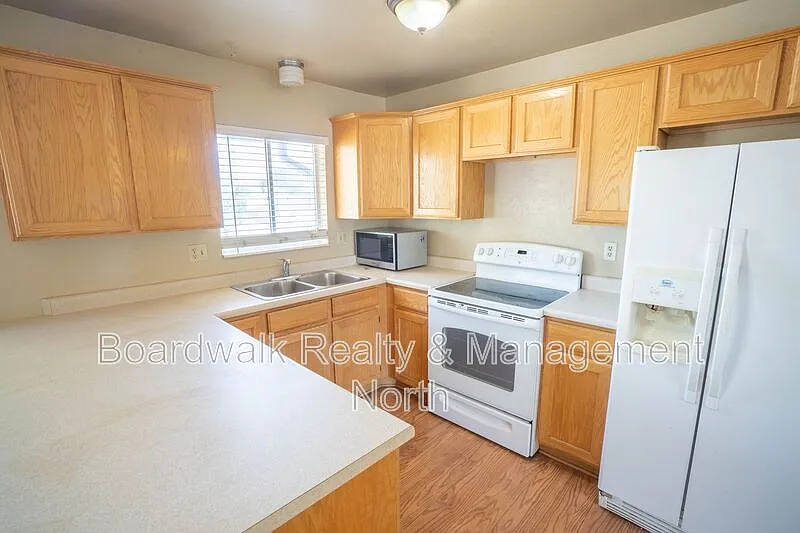 5 bed, 2.0 bath, 1900 sqft, $2,295 — Photo 2