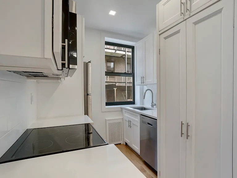 185 E 3rd St #4H — Photo 3