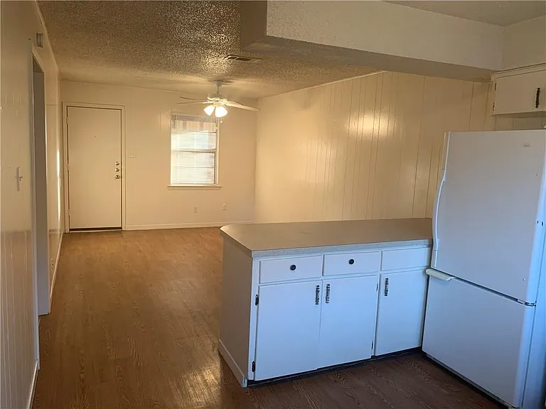 908 Emile St #4 — Photo 4