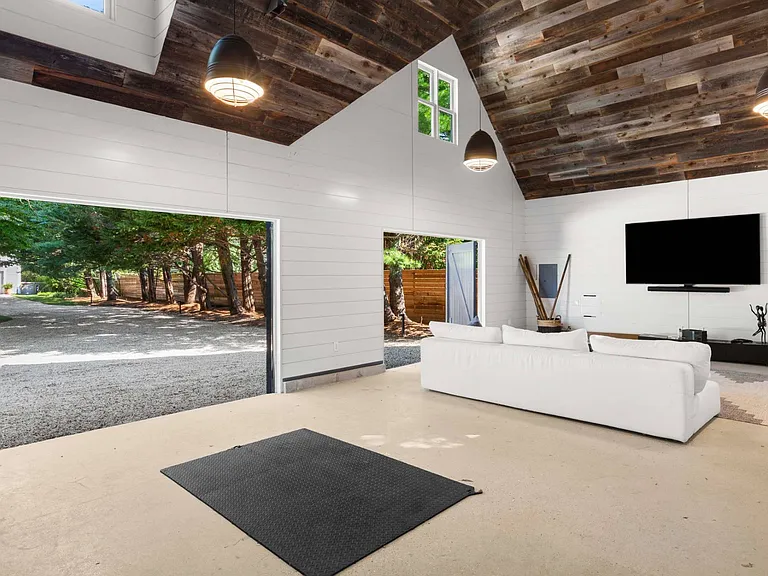 203 Noyack Rd — Photo 18