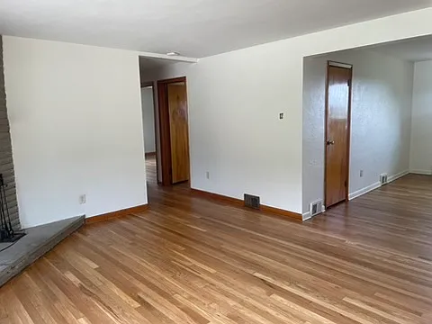 1092 Greentree Rd — Photo 3