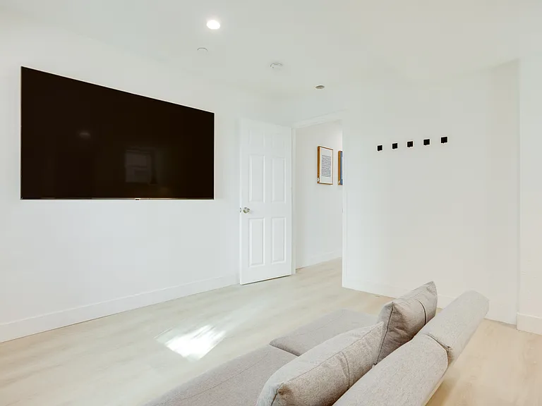1224 W 37th Pl — Photo 20