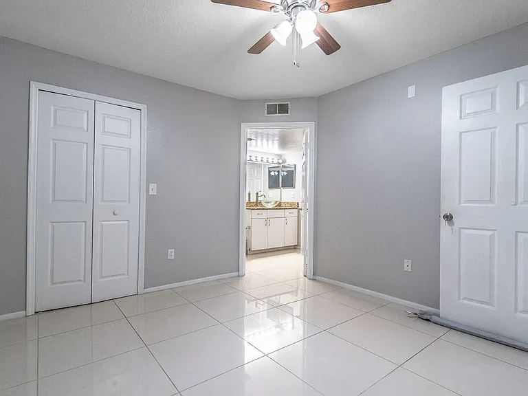 5124 Park Central Dr #517 — Photo 8