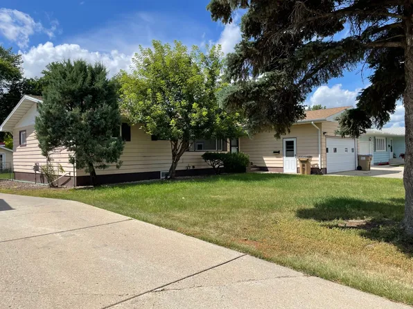 1718 1st St SE, Minot, ND 58701