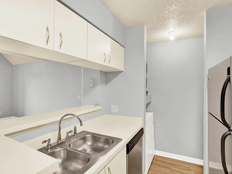 345 Lakepointe Dr #304 — Photo 8