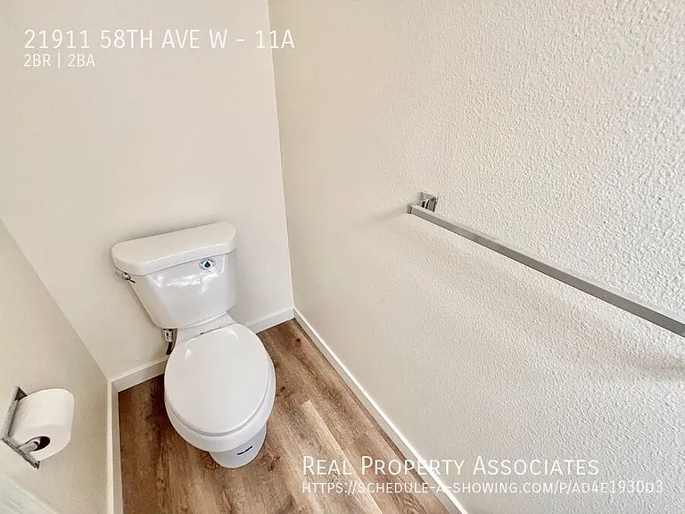 Hillcrest — Photo 15