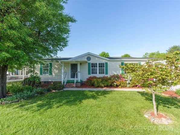 236 White Ash Cir, Hendersonville, NC 28739