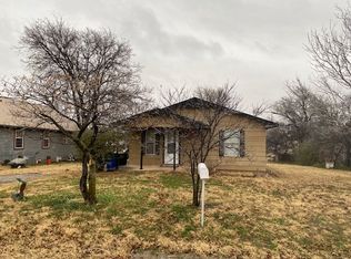 505 Hickory Ave, Comanche, OK 73529